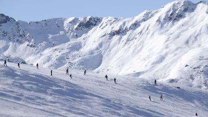 Portée par une saison hivernale favorable dans les Alpes et les Pyrénées, la France retrouve la première place mondiale des destinations de ski, avec 56,1 millions de journées-skieurs enregistrées durant l’hiver 2025-2026.