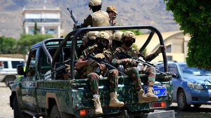 Les forces armées houthistes du Yémen effectuent des patrouilles alors que des prisonniers yéménites fidèles aux autorités houthistes arrivent dans la capitale, Sanaa, le 12 septembre 2026.