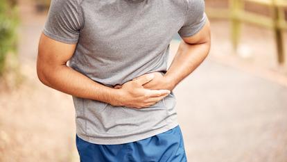 Cette prothèse, similaire à un filet en tissu synthétique, est implantée lors d’une opération chirurgicale afin de renforcer la paroi abdominale ou l’aine.