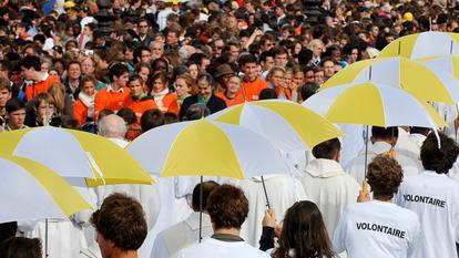 Des volontaires défilent lors de la visite du pape Benoit XVI sur l’esplanade des Invalides le 13 septembre 2008 à Paris.
