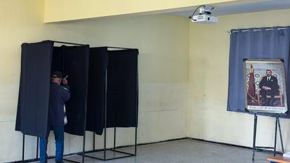Un homme vote lors des élections législatives à Rabat, le 23 septembre 2026.