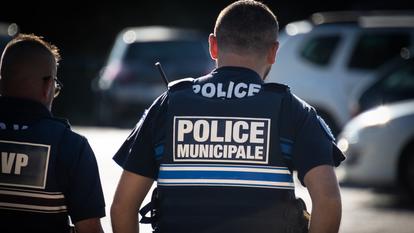 «Ce texte permettra aux Maires qui le souhaitent de créer un service de police municipale à compétence judiciaire élargie et d’habiliter leurs agents à constater et à sanctionner une quinzaine de délits du quotidien»
