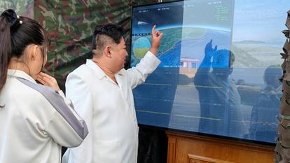 Le dirigeant nord-coréen Kim Jong-un, accompagné de sa fille Kim Ju-ae, assiste à l’essai d’un nouveau type d’arme à Pyongyang, le 22 septembre 2026.