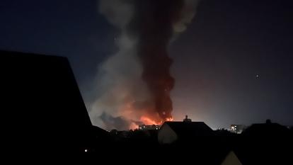 Du feu et de la fumée montent sur le site d’une frappe de drone russe, à Kiev, le 19 septembre 2026.