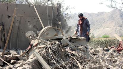 Un Afghan observe les décombres d’une maison détruite à la suite d’une frappe aérienne pakistanaise dans le district de Nurgal, le 21 septembre 2026.