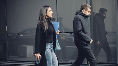 Wassila Meddas accompagne Matthieu Pigasse pour son audition à l’Assemblée nationale lors de la commission d’enquête du député Charles Alloncle, le 2 avril 2026.