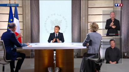 Emmanuel Macron interrogé par Caroline Roux et Gilles Bouleau, jeudi soir, à l’Élysée.