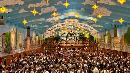 La Hacker-Festzelt, célèbre pour son ciel étoilé, est l’une des 14 grandes tentes de l’Oktoberfest.