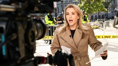 La correspondante de CNN à la Maison Blanche, Betsy Klein, de retour à la Maison Blanche après avoir été interdits d’accès par Donald Trump.