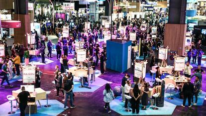 Des visiteurs parcourent les stands de la 9e édition du salon VivaTech, dédié aux start-ups technologiques et à l’innovation, à Paris Expo Porte de Versailles, à Paris, le 11 juin 2025. (Photo de Thibaud MORITZ / AFP)