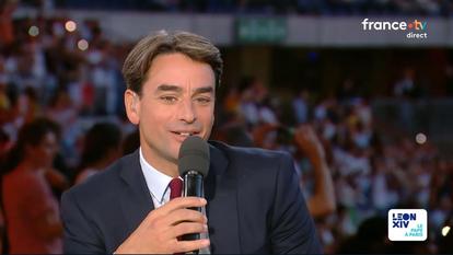Julian Bugier pendant l’édition spéciale de France 2 pour la visite du pape Léon XIV