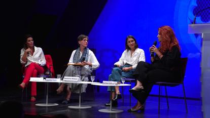 Table ronde sur la question «Comment habiter son corps ?», avec, de gauche à droite, Marie-Estelle Dupont, Laetitia Calmeyn, Madeleine Meteyer et Marlène Schiappa.