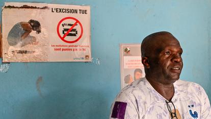 Une affiche anti mutilations génitales féminines, en Côte d’Ivoire.