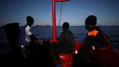 Des migrants secourus en mer ici à bord du navire de sauvetage Ocean Viking, en route vers Marina di Carrara, Italie, 20 septembre 2026.