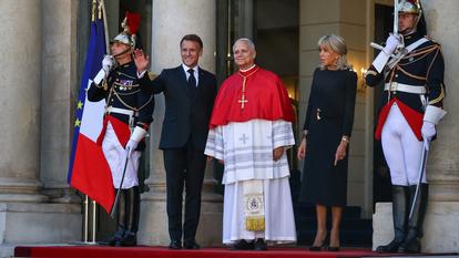 Léon XIV hier, sur le perron de l’Élysée, entouré par Emmanuel et Brigitte Macron.