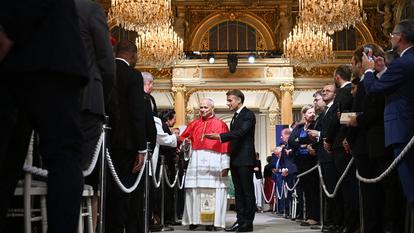Le pape Léon XIV et le président français Emmanuel Macron quittent les lieux après une déclaration conjointe au palais de l’Élysée, lors de la visite apostolique du pape à Paris.
