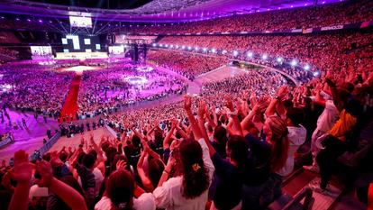 Le pape Léon XIV à son arrivée en papamobile au Stade de France, à Saint-Denis, le 25 septembre 2026.