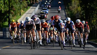 des cyclistes prennent le départ de la course en ligne féminine des moins de 23 ans lors des Championnats du monde de cyclisme sur route à Montréal, le 24 septembre 2026.