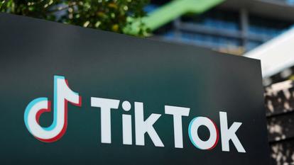 Le logo de TikTok devant les bureaux de l’entreprise, le 23 janvier 2026, à Culver City, en Californie.