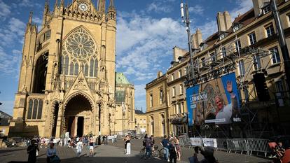 Une bannière de bienvenue au pape Léon XIV a été placée devant la cathédrale Saint-Étienne, à Metz.