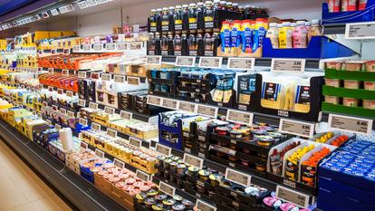 Plats préparés, yaourts à boire, barres chocolatées, desserts lactés… Les produits hyperprotéinés sont désormais omniprésents dans les rayons de supermarchés.