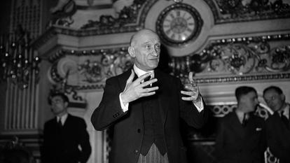 Robert Schuman, ministre des Affaires étrangères, prononce un discours sur le traité de l’Atlantique Nord, le 18 mars 1949 au Quai d’Orsay.