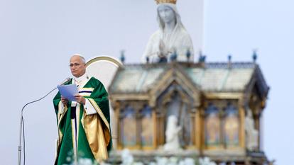 Le pape Léon XIV, lors d’une messe en plein air au sanctuaire Notre-Dame de Lourdes, dimanche.