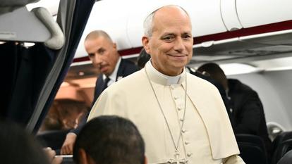Le pape Léon a donné une conférence de presse avec des journalistes accrédités lors du vol de retour de France, le 28 septembre 2026.