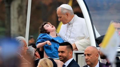 Les gendarmes du Vatican ont conduit Marie-Garance du carré PMR où elle se trouvait avec sa famille, jusqu’au souverain pontife.