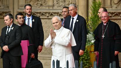 Le pape Léon XIV après avoir célébré une messe à la cathédrale Saint-Étienne de Metz, à Metz.