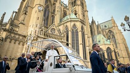 Léon XIV, lundi, à son arrivée en papamobile devant la cathédrale Saint-Étienne.