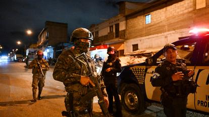 Des soldats de l’armée guatémaltèque et des policiers patrouillent dans une rue de Guatemala, le 22 janvier 2026.