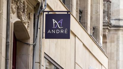 Un logo du chausseur André.
