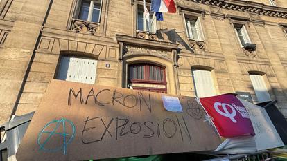 Pancarte devant l’entrée du lycée Arago, dans le XIIe arrondissement de Paris.