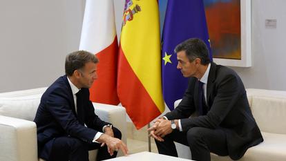 Le premier ministre espagnol Pedro Sanchez et le président de la République français Emmanuel Macron se sont rencontrés à Madrid (Espagne), le 30 septembre 2026.