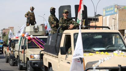 Des membres du Hashid Shaabi (Forces de Mobilisation Populaire) circulent en convoi dans la ville alors qu’ils célèbrent le retrait des forces de la coalition dirigée par les États-Unis d’Irak, mettant fin à une présence militaire qui a débuté après l’invasion dirigée par les États-Unis en 2003, en Irak, le 30 septembre 2026.