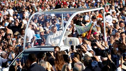 Le pape Léon XIV salue les gens au sanctuaire de Notre-Dame de Lourdes, le 27 septembre 2026.