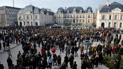 À Poitiers, dans l’ouest de la France, la population a observé une minute de silence le 16 novembre 2015 afin de rendre hommage aux victimes des attentats revendiqués par l’État islamique. (Image d’illustration)