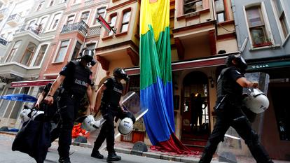 La police anti-émeute, avec un drapeau arc-en-ciel en arrière-plan, poursuit des militants des droits LGBT alors qu’ils essaient de se rassembler pour une parade des fiertés, qui a été interdite par la préfecture, à Istanbul, en 2016.