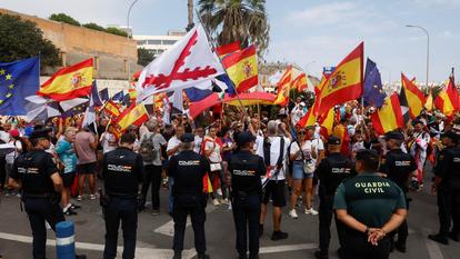 Des gens protestent devant la frontière de l’Espagne avec le Maroc lors d’une manifestation contre la crise migratoire à Ceuta, le 20 septembre 2026.