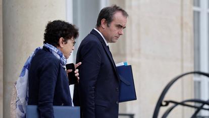 Sébastien Lecornu, ici aux côtés de Monique Barbut, en position de faiblesse avant les débats sur le budget 2027.