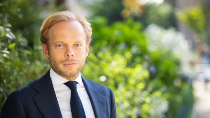 Portrait du député Charles Alloncle dans un square parisien à l'occasion d'un entretien avec le Figaro.