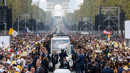 Le pape Léon XIV salue les fidèles depuis sa papamobile, le 26 septembre, sur les Champs-Élysées, à Paris.