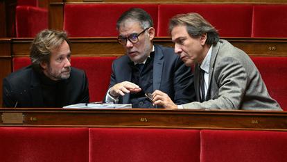 Boris Vallaud, président du groupe socialiste à l’Assemblée nationale, Olivier Faure, premier secrétaire du PS, et le député socialiste Jérôme Guedj, le 3 novembre 2025 au Palais Bourbon.
