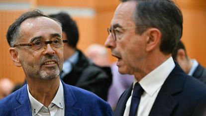 Robert Ménard, mercredi, lors de son procès à Montpellier, en compagnie de Bruno Retailleau cité à comparaître.