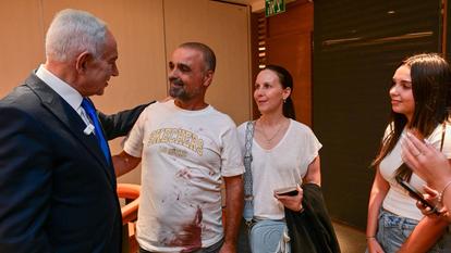 Benyamin Netanyahou et Yaniv Hayun, l’un des passagers du vol Flydubai FZ1073.