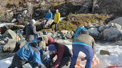 Une photo diffusée par le Secrétariat aux médias de Santa Cruz le 30 septembre 2026 montre une équipe de secours transportant le corps de la skieuse française Juliette Willmann au Cerro Creston, près d’El Chaltén, dans la province de Santa Cruz, en Patagonie argentine, le 29 septembre 2026.