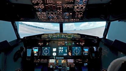 Cockpit d’un simulateur de vol de Boeing 737.