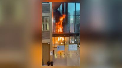 Ce matin, les flammes ont touché le hall du lycée.