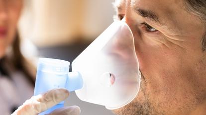 Trop souvent assimilée à une simple « toux du fumeur », la bronchopneumopathie chronique obstructive entraîne des difficultés respiratoires.